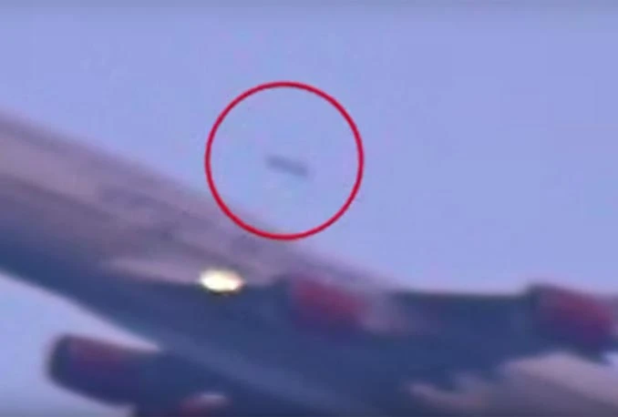 Snimljen NLO kako prestiže avion
