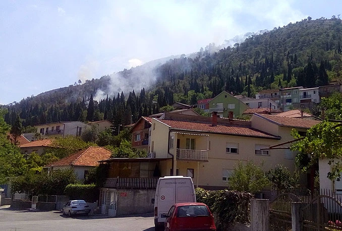 Požar na Humu još aktivan, stanovništvo i objekti van opasnosti