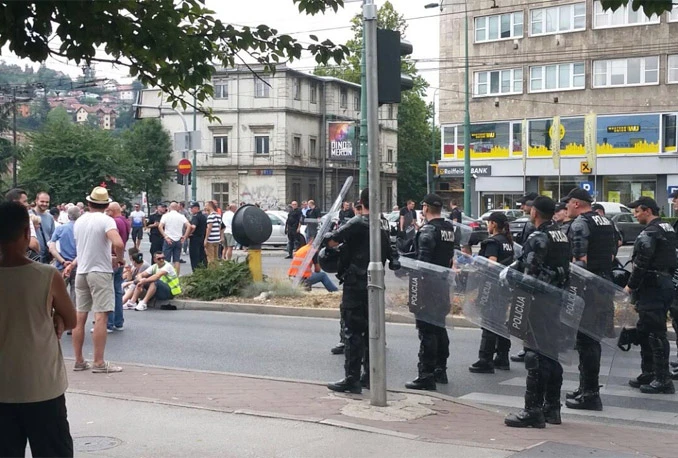 Prosvjednici se razilaze, policija ostaje