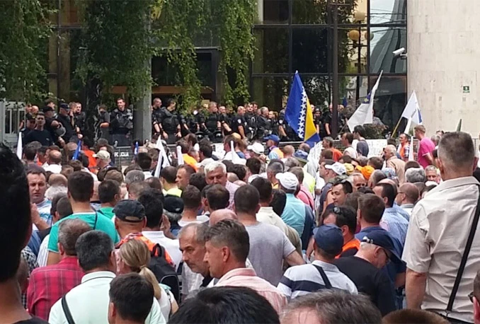 Usvojen prijedlog zakona: Prosvjednici probili ogradu