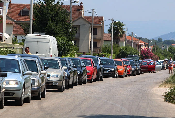 Pojačana frekvencija vozila prema jugu; višesatna čekanja na granicama