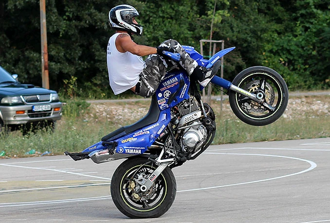Dejan Špoljar oduševio Širokobriježane akrobacijama na motociklu