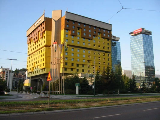 Drama u Holidayu: Radnici drugi dan gladuju zabarikadirani!