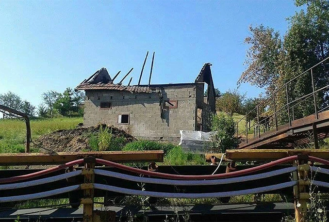 Incidenti u Tuzli: Trganje zastave, paljenje štale i pucnjevi