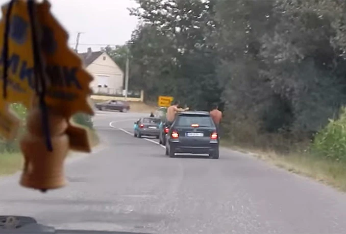 U svatovskoj koloni ispao iz auta