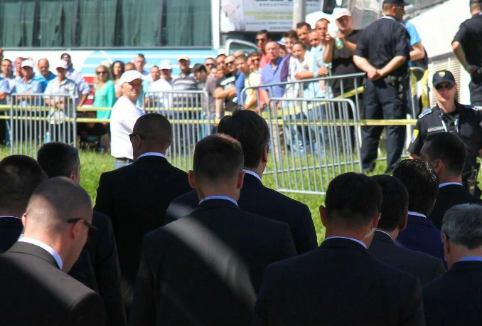 Bill Clinton dočekan pljeskom u Srebrenici
