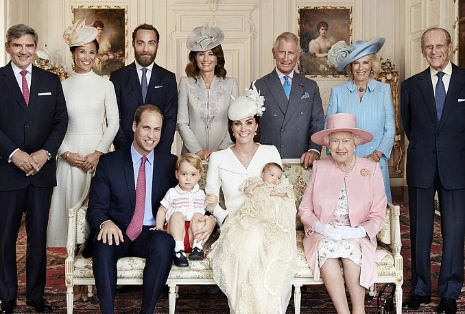 Puštene u javnost prve službene fotografije s krštenja princeze Charlotte