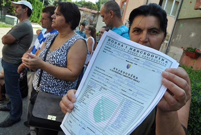 Prosvjedi u Bihaću zbog upisa u Medicinsku školu: Roditelji žele da njihova djeca napuste BiH