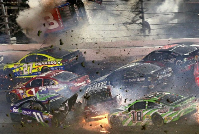 Kaos na Nascaru: Krhotine automobila ozlijedile publiku