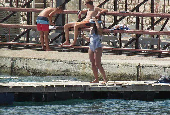 Turisti spas od vrućina tražili na neumskim plažama