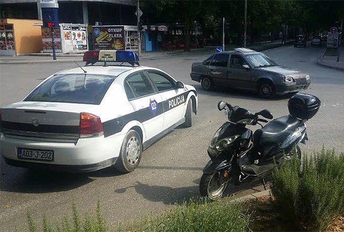 Dvije osobe lakše ozlijeđene u sudaru motocikla i automobila