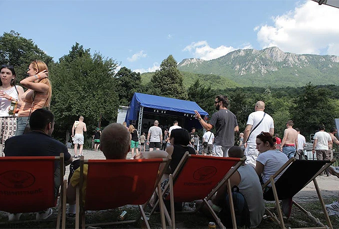 Počeo OK Fest na Tjentištu: Sjajna zabava uz Zabranjeno pušenje, Elemental i Brkove