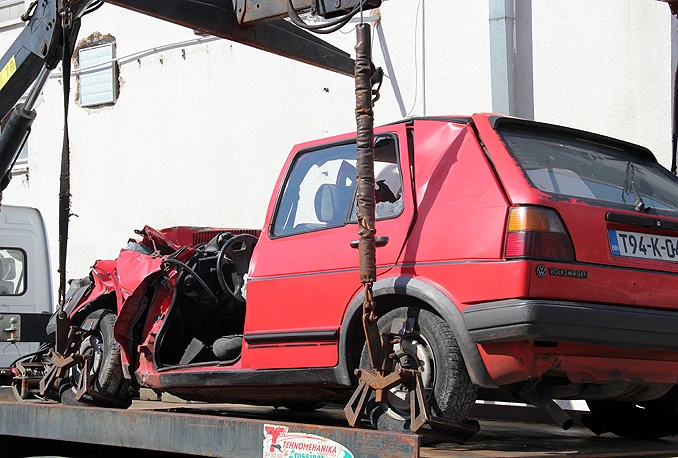 Autom sletjeli s kolnika: Poginula dva mladića