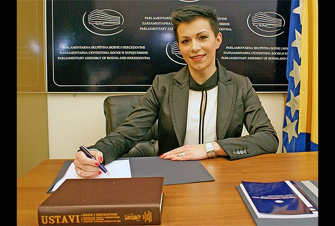 Iza svake uspješne žene, stoji niz uspješnih žena!
