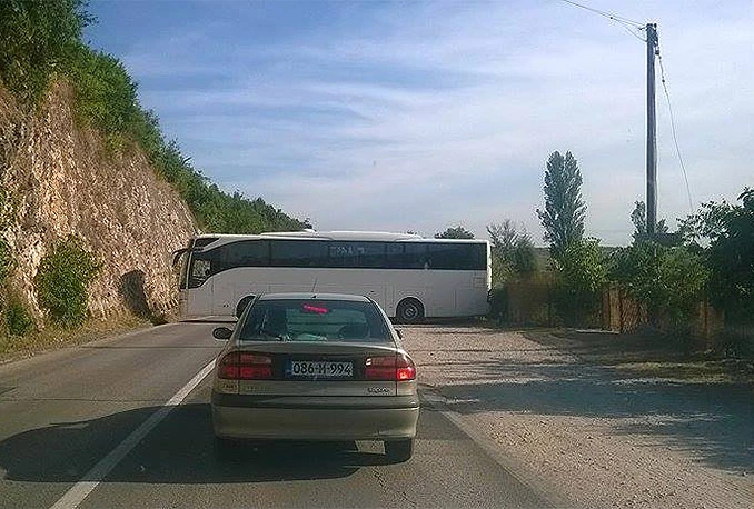 Vozač ''mrtav hladan'' polukružno okretao autobus na magistrali M-17