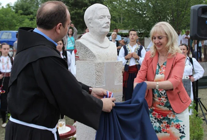 Svečano otkrivena bista fra Petra Bakule