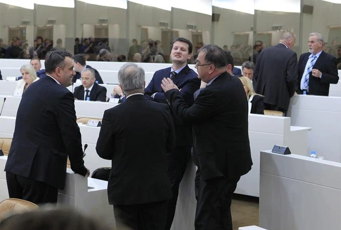 Hoće li političari sami sebi smanjiti naknade?