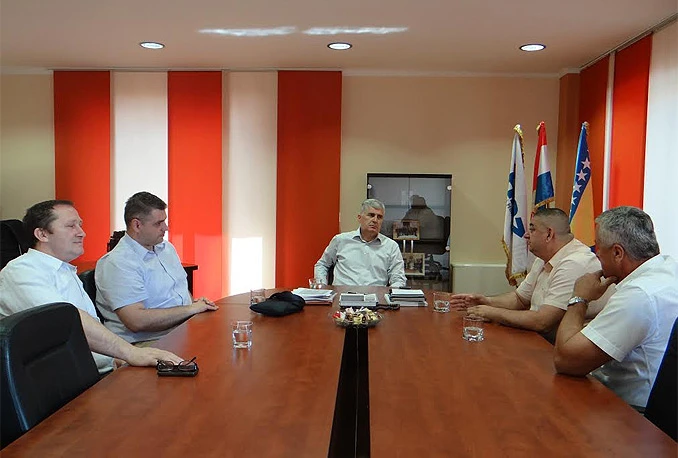 Predstavnici radnika i dioničara poduzeća 'Aluminij' nastupaju kao jedna udruga