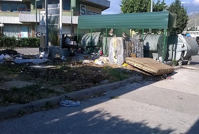 U Mostaru su i kontejneri naopako