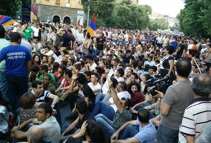 Sukobi policije i prosvjednika u Erevanu, policija tukla novinare