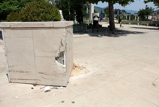 Oštećene vaze na mostarskoj šetnici