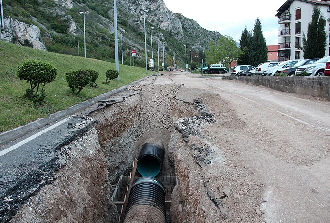 Neživ Nemrtvu u rupu nemeće