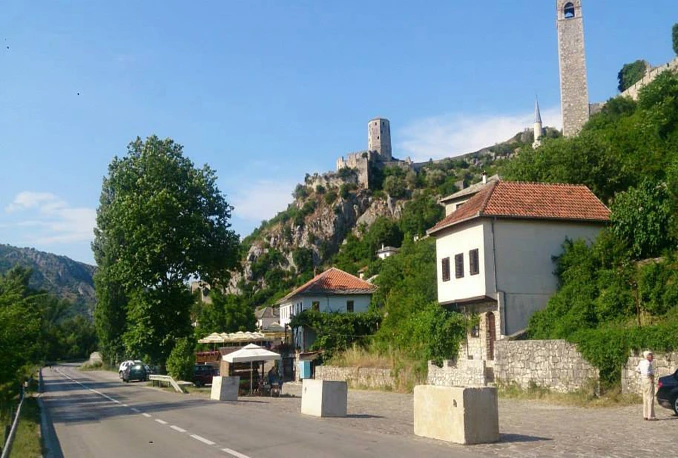 Nema više parkiranja: U Počitelju uz magistralu osvanuli kameni blokovi