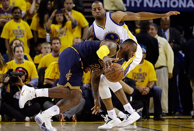 Warriorsi poveli, LeBron James nije mogao sam