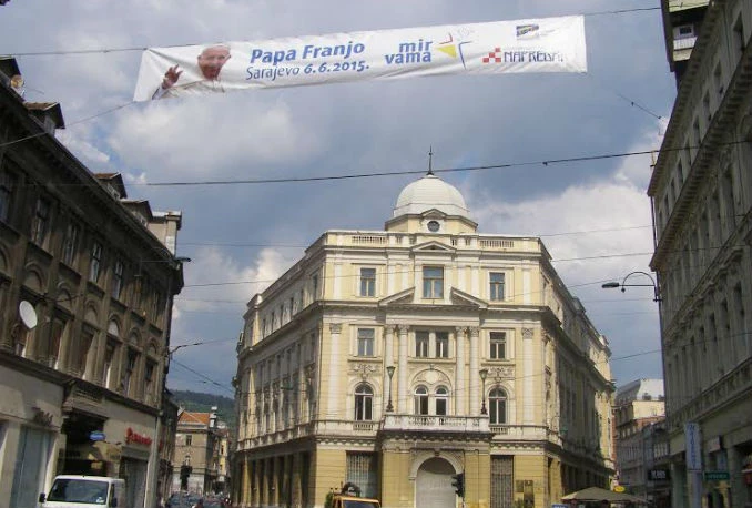 Mladi u narodnim nošnjama dočekuju papu na aerodromu