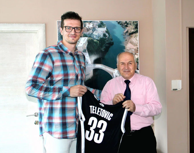 Mirza Teletović poklonio Inzku dres Brooklyn Netsa