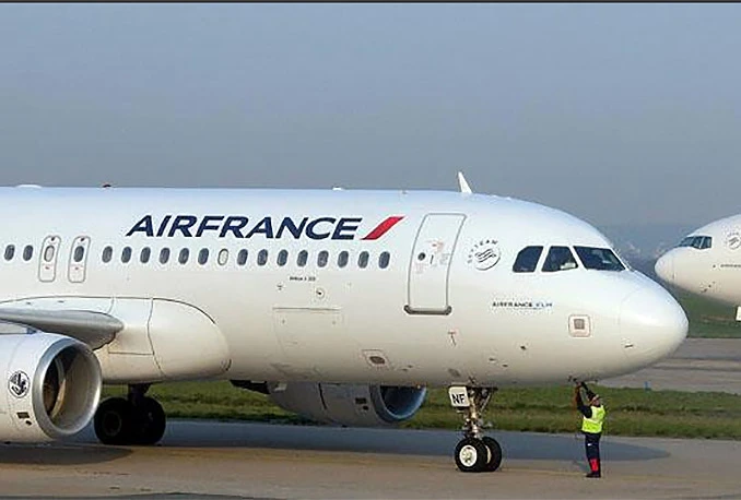 Avion Air Francea sletio u Rusiju nakon kvara na motoru