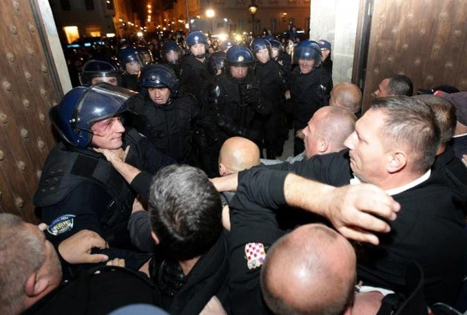 Svećenici ''štite'' branitelje od policije; Glogoški prima medicinsku pomoć