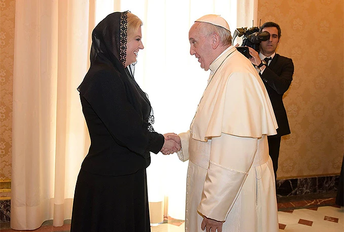 Kolinda Papi poklonila hrvatski dres s brojem 9 i njegovim imenom