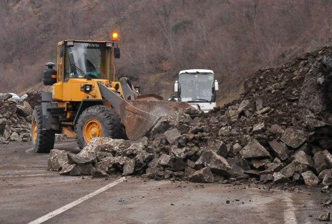 Priboj: Brdo se obrušilo na automobil, troje ozlijeđenih