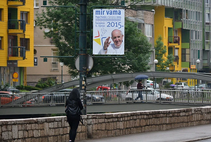Postavljeni plakati koji najavljuju dolazak pape Franje, odobrena dodatna sredstva