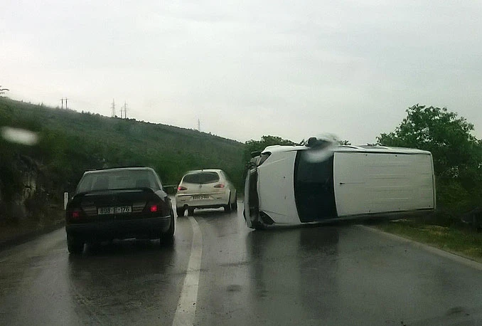 Udario u brdo i prevrnuo se