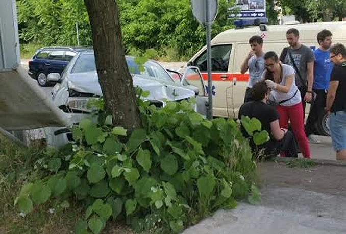 Mostar: Nakon sudara Škoda odbačena na drvo