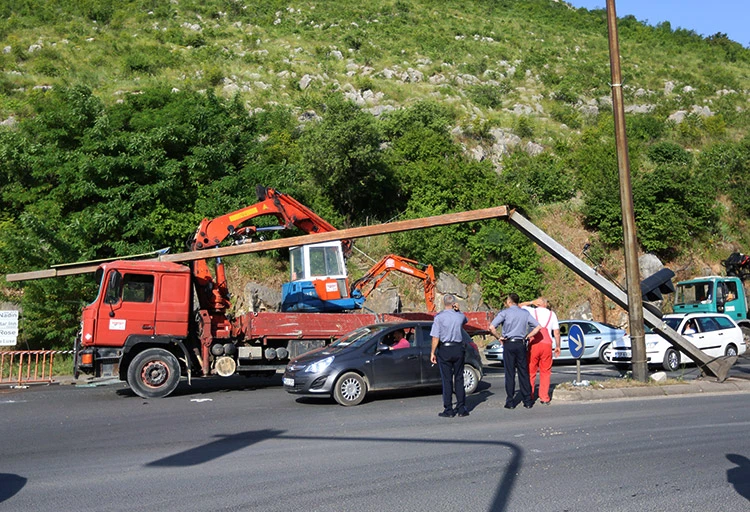 Bulevar: Dizalicom na kamionu zakačio semafor!