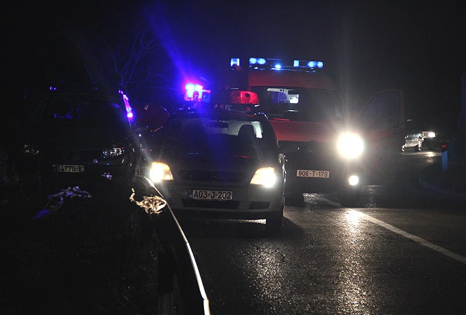 Zaštitna ograda prepolovila luksuzni Mercedes