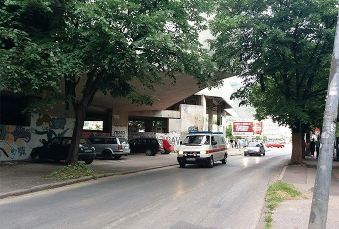Jedna osoba pala sa zgrade Staklene banke