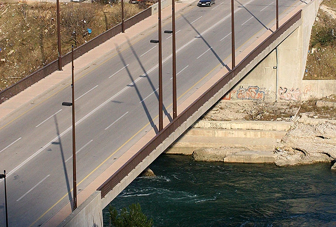 Mostar: Ispod mosta Hasana Brkića pronađena tenkovska mina