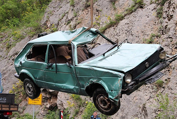 Dva mladića poginula u slijetanju na prometnici M-17