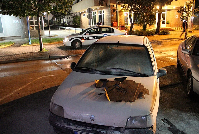 U središtu Mostara se zapalio automobil