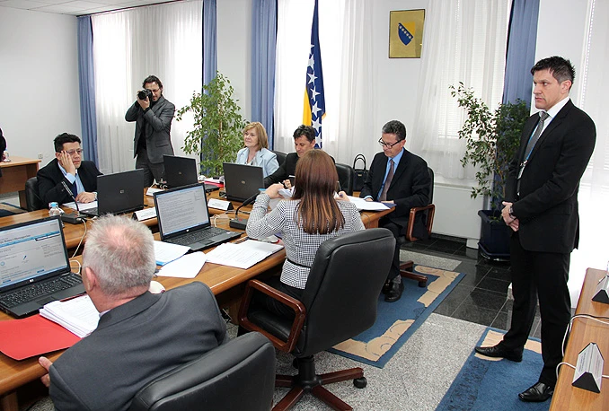 Novim zakonom Vlada diže porez na dohodak i ukida kolektivne ugovore!