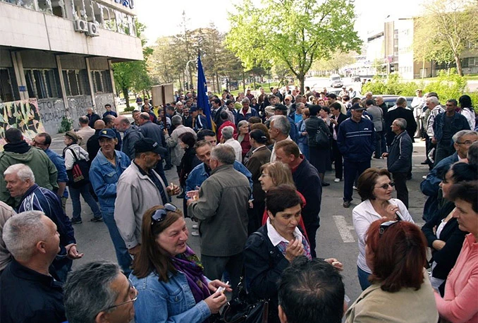 Nezadovoljni radnici danas se okupili ispred zapaljene zgrade Vlade TK