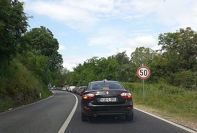 Gužve na granicama: Na Doljanima zadržavanja i do jedan sat