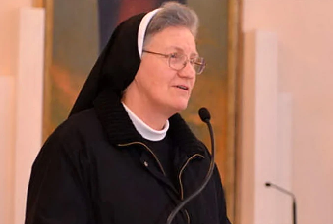 Sestra Ljilja Pehar iz Mostara šije odoru za Papu Franju