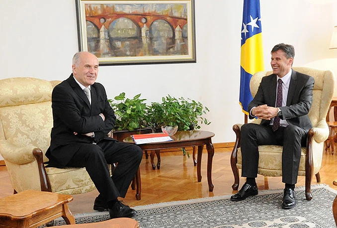 Novalić - Inzko: Potrebno smanjiti opterećenje na plaće