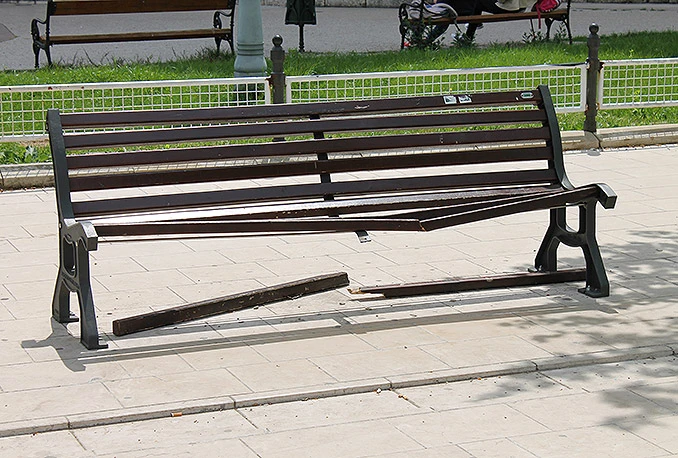Mostarske klupe na meti snagatora: Slomi, uništi, nije tvoje