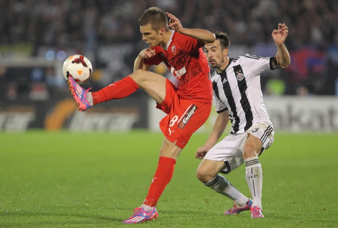 Vječiti derbi obilježilo divljanje navijača, Partizan nakon "nule" bliži tituli